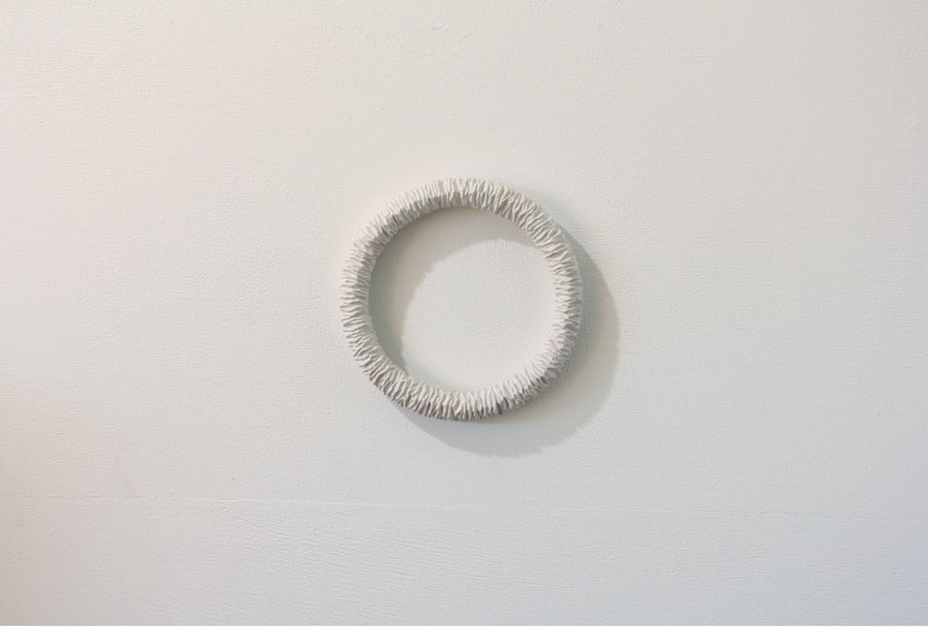 The loop of self_gs1, MASAYUKI TSUBOTA, 2018Gesso on basswoodΦ21.0 × 3.0 cm